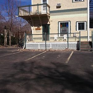 Spurs N Lace Inn